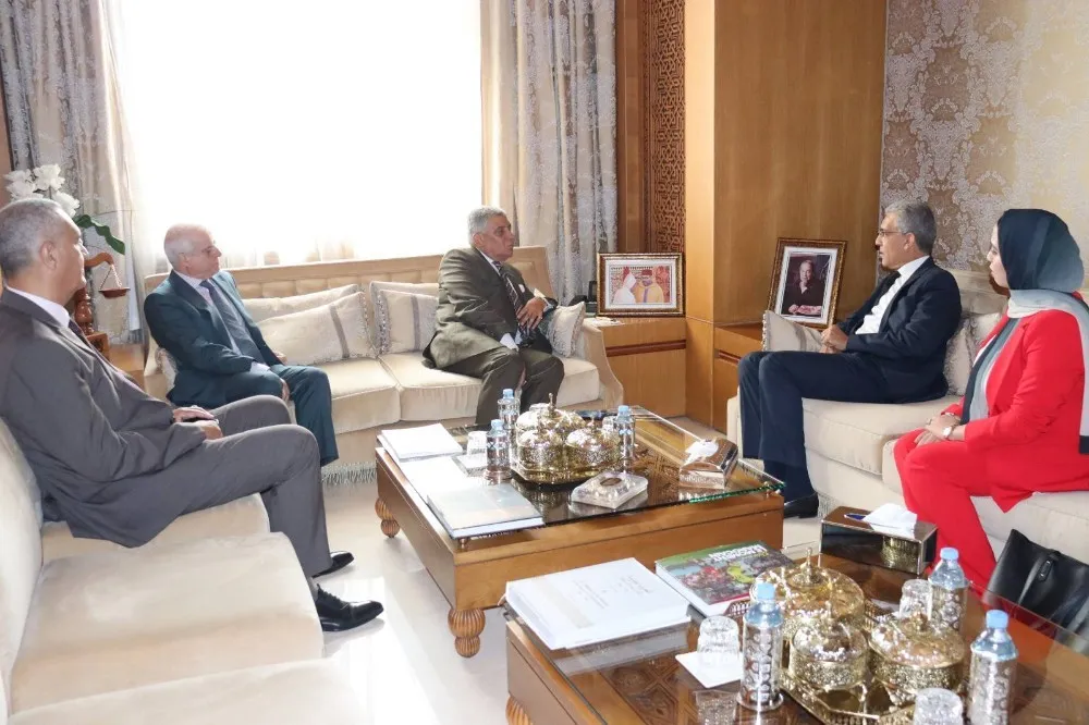 صورة طلبة حقوق من كلية أكدال بالمحكمة الدستورية 