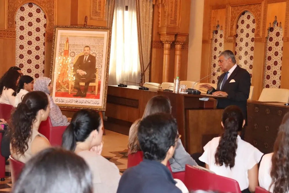 صورة طلبة من الجامعة الدولية للرباط في زيارة للمحكمة